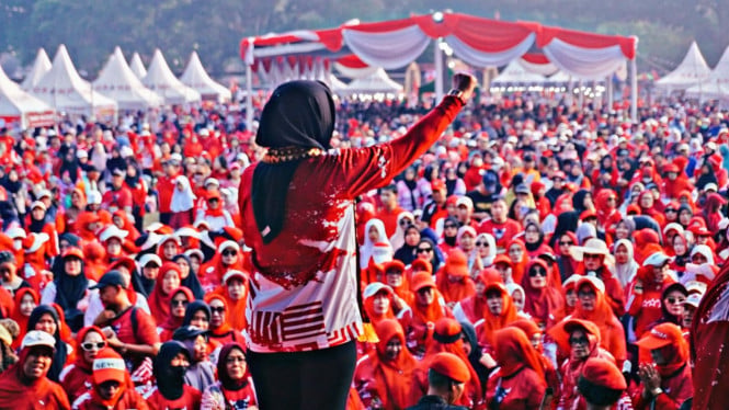 Ketua DPD PDI Perjuangan Lampung, Winarti dihadapan masyarakat