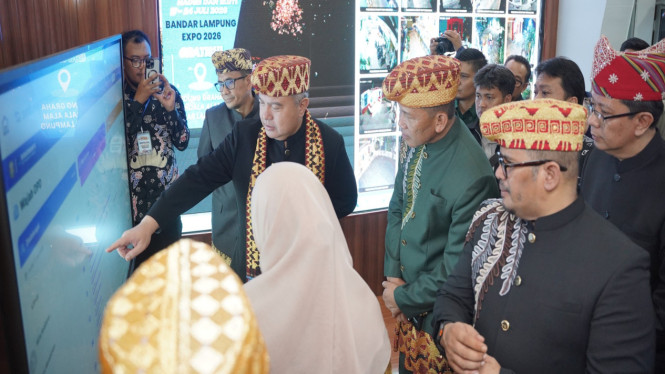 Tinjau Bandar Lampung Expo 2026, Sekjen Kemendagri uji coba inovasi pengenalan wajah milik Diskominfotik.