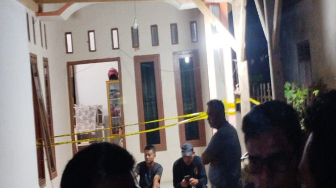 Polsek Penengahan olah TKP kasus dugaan pembunuhan wanita 60 Tahun di Desa Ketapang.
