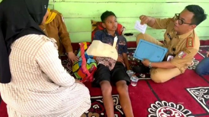 Siswa di SMP Negeri Satu Atap 5 Dente Teladas, Kabupaten Tulang Bawang, Lampung mengalami patah tangan.