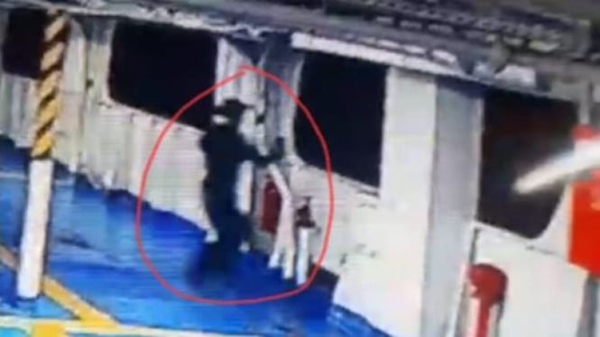 Detik-detik pria asal Bandar Lampung lompat dari KMP Kirana II di Selat Sunda.