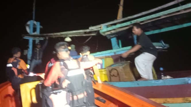Tim SAR selamatkan 4 nelayan ssal Lempasing karena kapal mati mesin dekat Gunung Anak Krakatau.