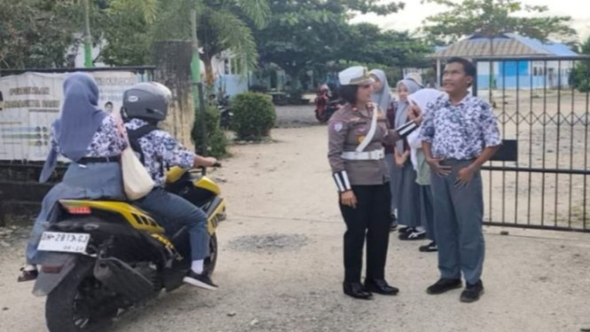Dedikasi Satlantas Morowali kawal senyum anak sekolah dan pengguna jalan pada pagi hari.