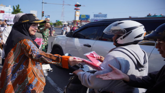 Turun ke Tugu Adipura, Wali Kota Eva Dwiana ajak warga Bandar Lampung pasang bendera di rumah.