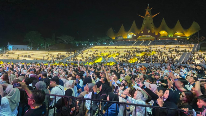 Ribuan penonton tumpah ruah di Menara Siger pada puncak Bakauheni Harbour City 2026.
