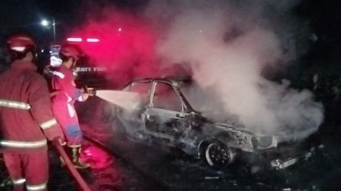 Petugas Damkarmat Lampung Selatan padamkan mobil terbakar di Jalan Lapas Way Huwi.