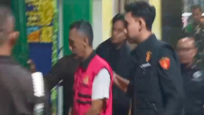 Kejari Metro tahan dua tersangka kasus korupsi proyek jalan irigasi Tejosari.
