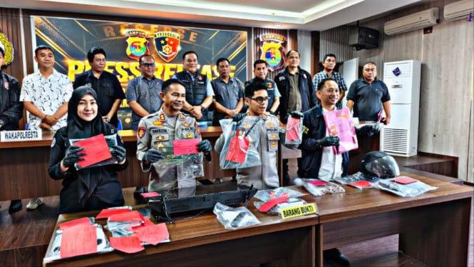 Polisi menunjukkan barang bukti
