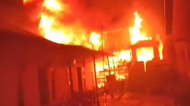 Diduga korsleting listrikk Kandang kambing di Way Laga Bandar Lampung terbakar.