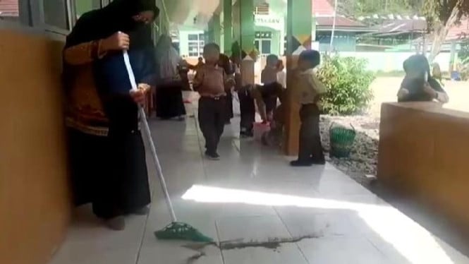 Hujan Abu Vulkanik Anak Krakatau Guyur Tiga Kecamatan di Tanggamus, BPBD dan Puskesmas Turun Tangan