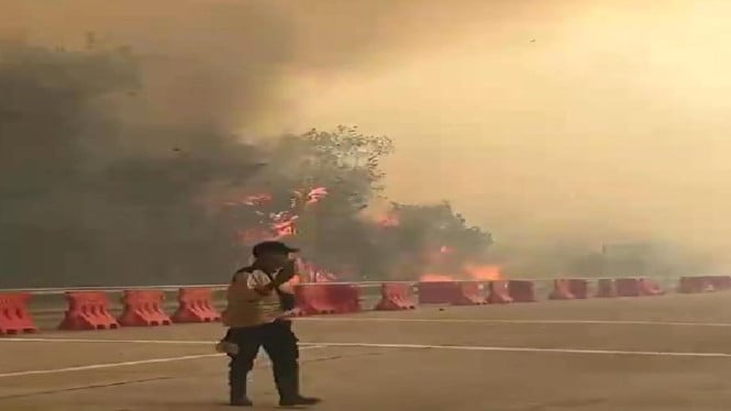 Kepulan asap tebal karhutla di jalan tol tulang bawang lampung