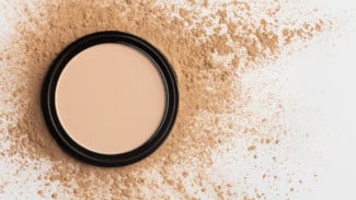 Bedak Tabur VS Bedak Padat, Mana yang Lebih Tahan Lama Dipakai Seharian?