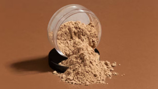 6 Cara Memilih Shade Bedak Tabur yang Tepat agar Makeup Nggak Abu-Abu atau Kegelapan