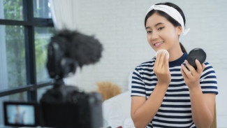 Foundation vs BB Cream vs Cushion, Mana yang Paling Cocok Dipakai Sehari-hari?