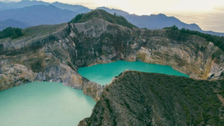 Danau Kelimutu di Flores Punya Tiga Warna yang Bisa Berubah, Ini Waktu Terbaik Buat Melihatnya