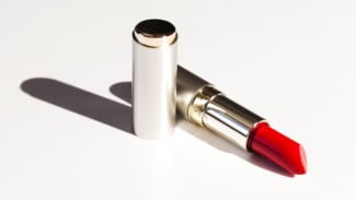 Bikin Wajah Terlihat Cerah, Ini Trik Pilih Lipstik Sesuai Warna Kulit