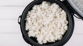 6 Cara Mudah Menghilangkan Kerak Nasi pada Magic Jar tanpa Merusak Lapisan Anti Lengket