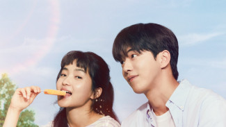 Kenapa Banyak Perempuan Betah Nonton Drakor Berjam-jam? Ini Jawaban Psikologinya