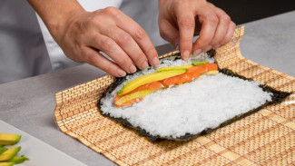 Anti Gagal! Ini Cara Mudah Menggulung Kimbap agar Tetap Rapi dan Padat Saat Dipotong