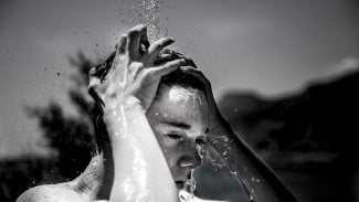 Gedebak-Gedebuk Saat Mandi, Emang Cowok Harus Seheboh Itu Sama Air?