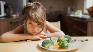 Bukan Dipaksa, Begini Cara Cerdas Membuat Anak Doyan Makan Sayuran