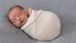 Benarkah Bayi Harus Dibedong Ketat Supaya Kakinya Lurus? Cek Faktanya!