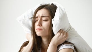 Wajah Kusam Karena Kurang Tidur? Ini 5 Produk Makeup Penyelamat Pagi Kamu!