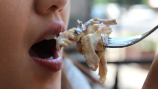 Makan Cepat-Cepat Bikin Gemuk? Ini Penjelasan Ilmiahnya dari Ahli Gizi Terpercaya