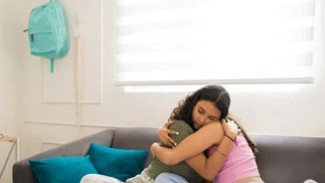 Kenapa Perempuan yang Nangis Dipeluk Justru Makin Nangis? Ini Penjelasan Psikologisnya