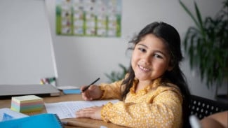 Bukan Cuma Les! Ini 7 Kebiasaan di Rumah yang Bikin Anak Lebih Cerdas