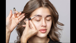 Eyebrow Pencil vs Eyebrow Gel, Mana yang Paling Mudah Dipakai oleh Pemula?