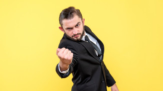 Kenapa Beberapa Pria Pilih Menggunakan Tangan Ketimbang Kata Ketika Tersulut Emosi?