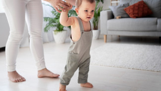 Bayi Ditaruh di Atas Embun Biar Cepat Jalan Hanya Sebuah Tradisi  atau Ada Dasar Medisnya?