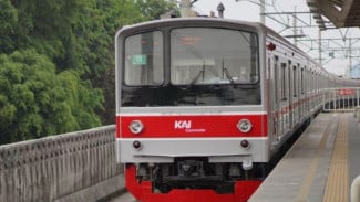 Kenapa Orang Jakarta Suka Naik KRL Meski Berdesakan?