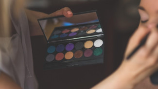 Eyeshadow Lokal Termurah yang Warnanya Pigmented dan Tahan Lama