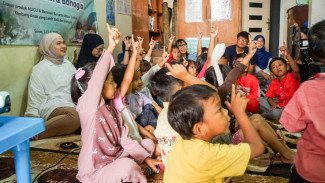 Bangga Lihat Anak Berani Maju Depan Kelas? Inilah Trik Tingkatkan Kepercayaan Diri