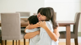 Mau Anak Peduli dan Lembut Hatinya? Tanamkan 8 Afirmasi Ini Sejak Dini