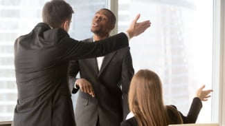 Rasanya Ingin Mukul Bos Pas Dia Marah-marah? Mungkin Ini Penjelasan Psikologisnya