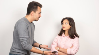 Love Bombing Bikin Baper di Awal, Tapi Sakit di Akhir? Hati-Hati, Ini Taktik Manipulasinya!