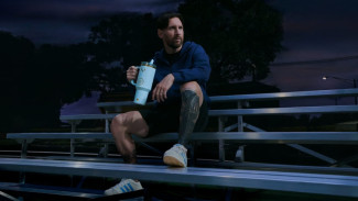 Rekomendasi Tumbler Stanley Terbaik untuk Ngantor, Traveling, dan Olahraga + Koleksi Messi x Stanley 1913 Striker Blue