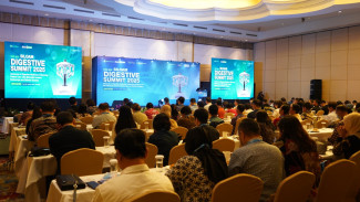 Operasi Batu Empedu Robotik Pertama dengan Da Vinci Xi Disiarkan Langsung di Siloam Digestive Summit 2025