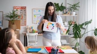 Anak Bercita-Cita Jadi Guru? Dukung dengan 10 Kebiasaan Ini Sejak Kecil