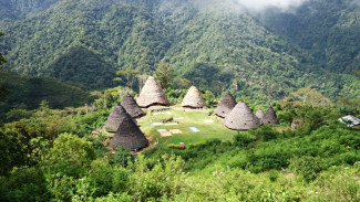 10 Destinasi Wisata Hidden Gem Indonesia yang Belum Masuk Radar Turis