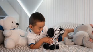 Anak Laki-Laki Suka Main Boneka, Perlukah Orang Tua Khawatir?