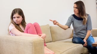 Bukan Bentuk Kasih Sayang! 7 Dampak Orang Tua Overprotective terhadap Anak