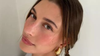 Geger Tren Strawberry Makeup di Medsos, Intip Tutorial untuk Tampilan Segar dan Merona ala Hailey Bieber