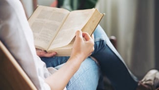 Kenapa Membaca Malah Bikin Ngantuk? Ini Penjelasan Ilmiahnya