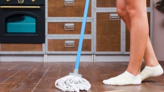 Sering Terpeleset di Rumah? Begini Tips Aman Bikin Lantai Gak Licin Lagi