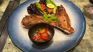 Meledak! Perpaduan Rahang Tuna Dabu-dabu dengan Nasi Daun Jeruk Bikin Menggoyang Lidah