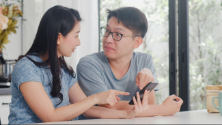 Siapa Sangka? Ternyata Gosip Bareng Pasangan Bisa Bikin Hubungan Makin Mesra!